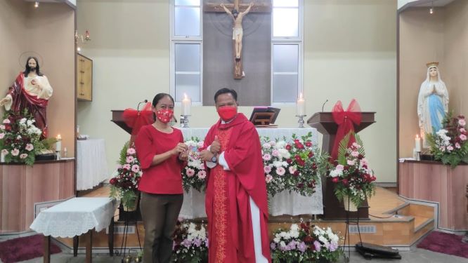 Ibu Yuni dari Kelompok koor dapat angpao kuis kedua---